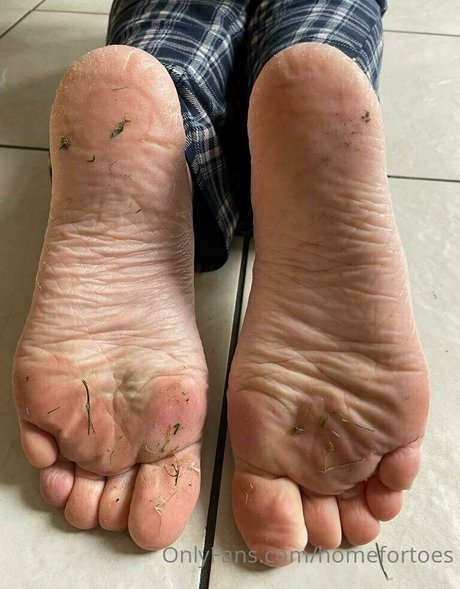 homefortoes model naked photos