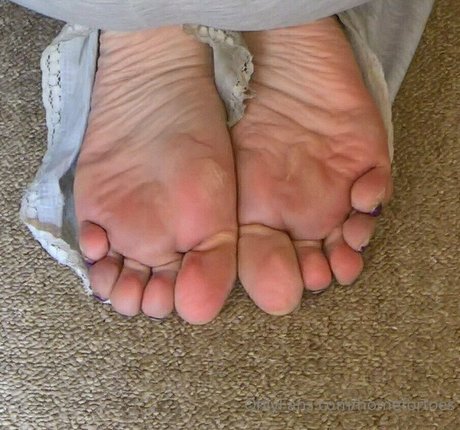 homefortoes nude model picture