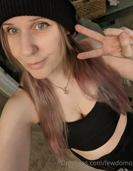 lewdomo naked model img