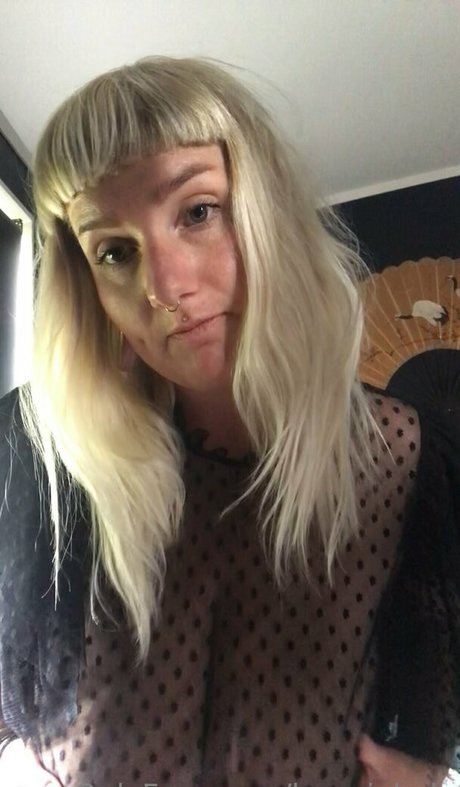 bonnielady naked model gallery