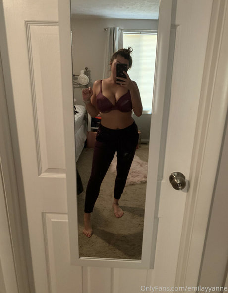 Emilayyy Babayy model sexy picture