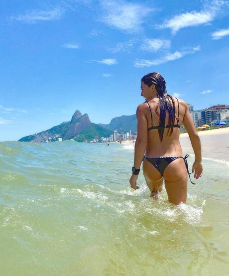 Amanda Ribas naked star picture