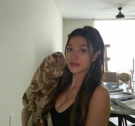 leahfrag star erotic pics