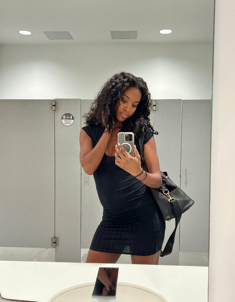 onlybombshell model nudes pic