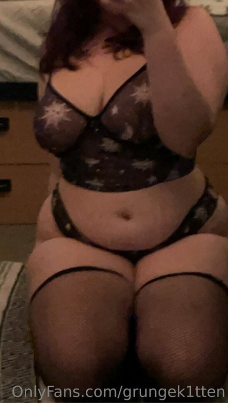 grungek1tten nudes model images