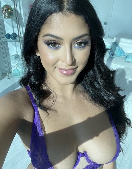 Sophia Leone nude model pic