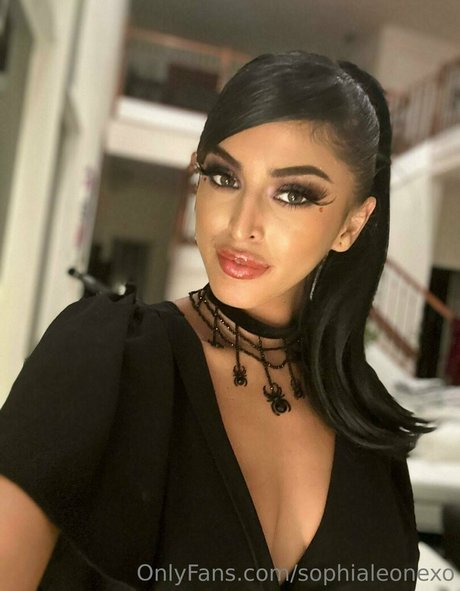 Sophia Leone pornstar nude pictures