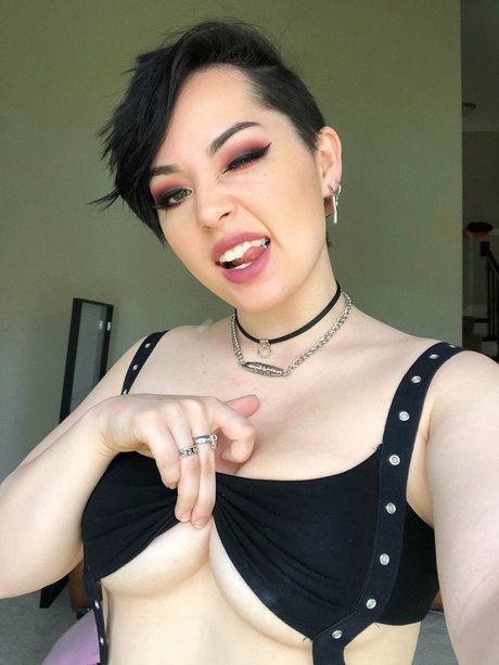 Beebinch_ free pornstar photo