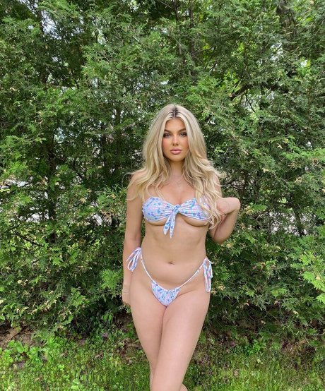 Lexi DeGraw naked model pic