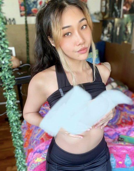 Aloebambi hot pornstar pics