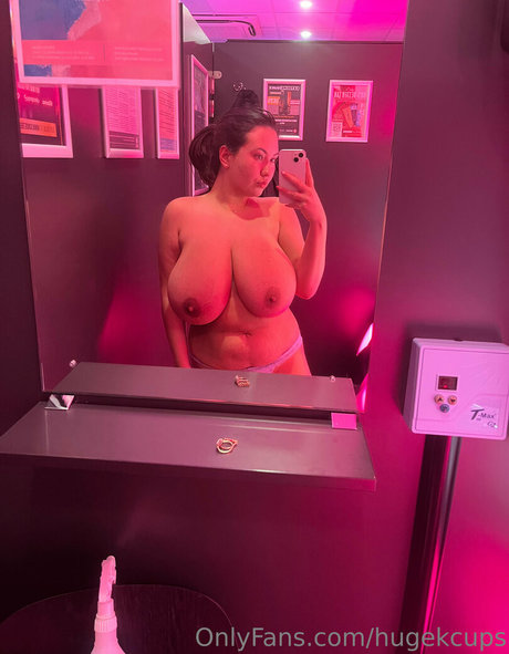 Hugekcups nude model img
