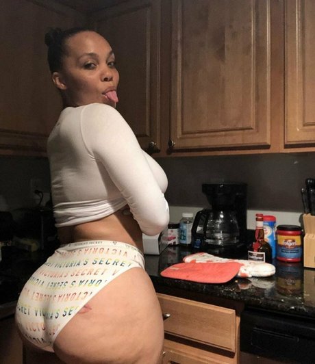 SaraGold free model photo