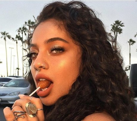 Kiana Lede high quality model image