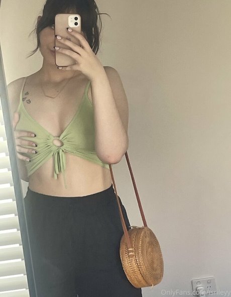 isrileyy star naked photo