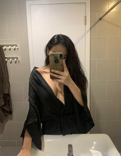 girl shows tits model nudes pic