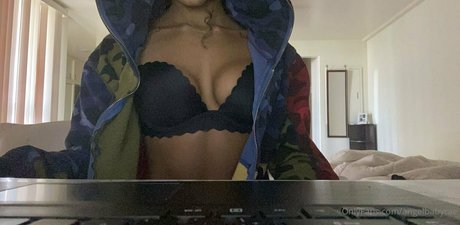 angelbabyrae pretty model image