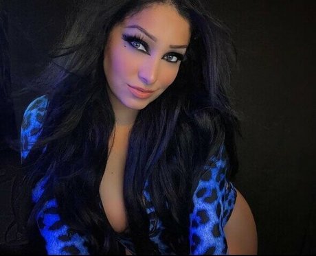 Mandy Leon art star photo