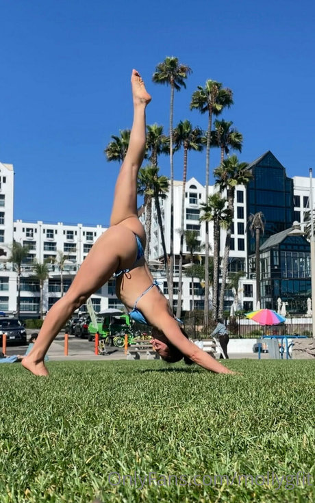 mollygfit star art photos