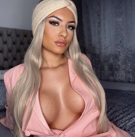 MissElBelle model naked photo