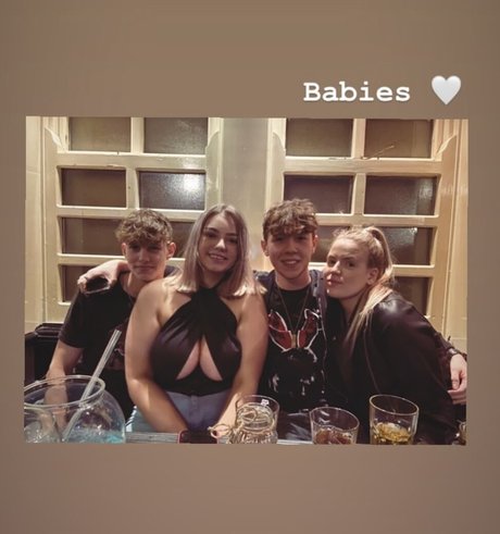 Hollie H nudes star photo