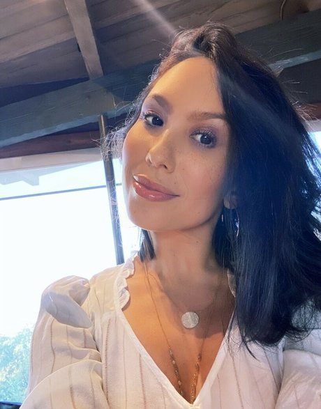 Cheryl Burke exclusive actress pic