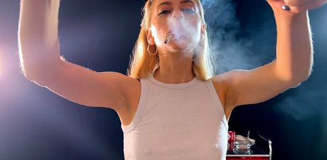 starr smokes star nudes photos