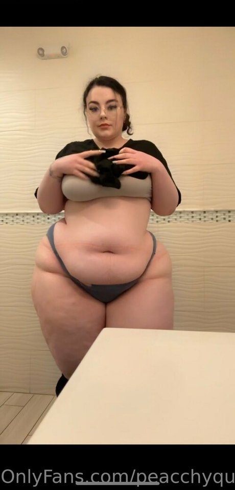 peacchyqueenn hot model photo