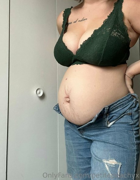 petitepeachyx model porn pic