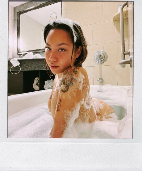 Victoria Kuang star art archive