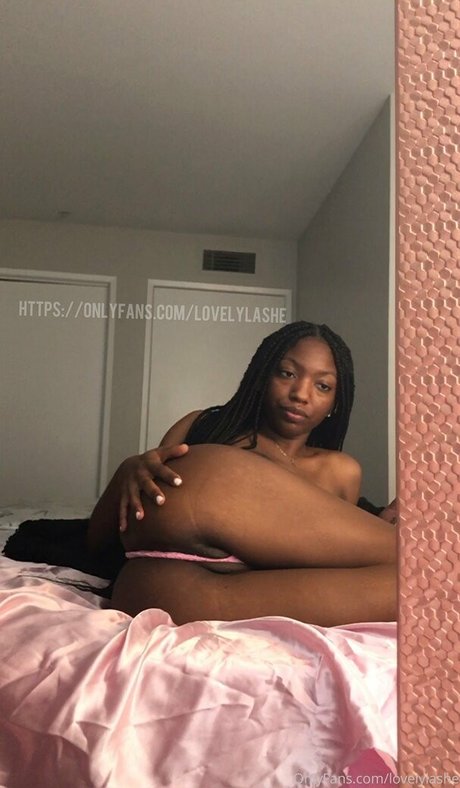 lovelylashe model beautiful image