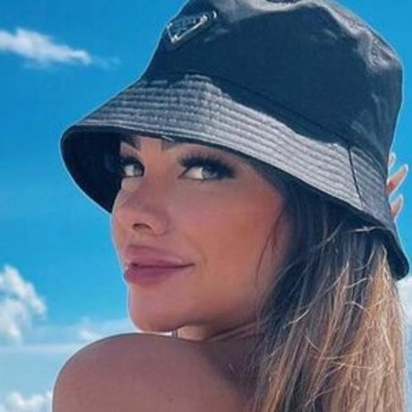 Marifalconiere model nice pic