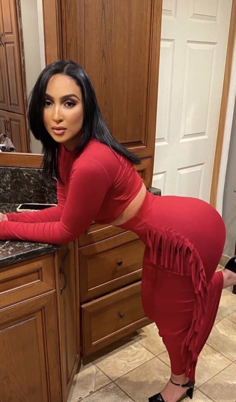 Omaima Benamre naked model photo