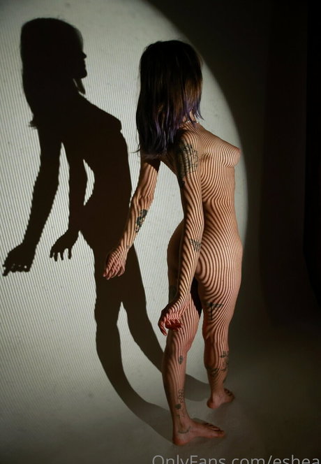 eshea nice model image