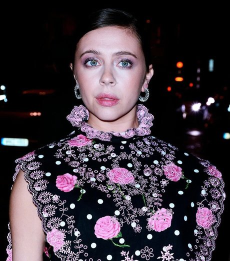 Bel Powley star sexy pics