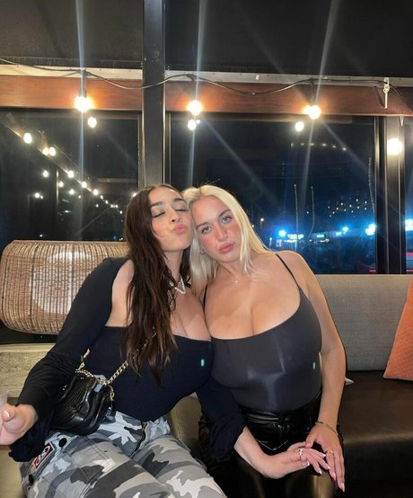 Holly Youpa porn model img