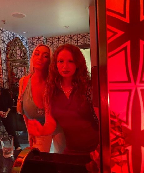 Holly Youpa model hd photos