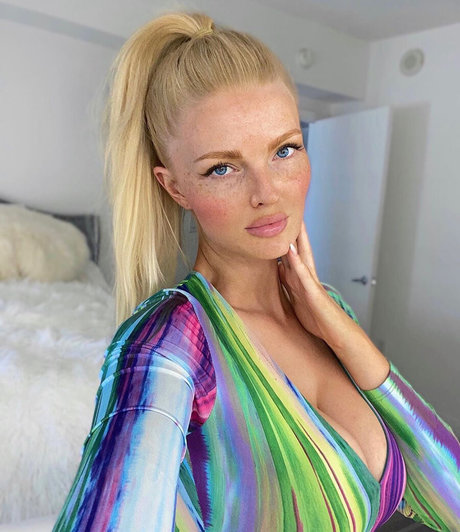 Zienna Sonne star sexy picture