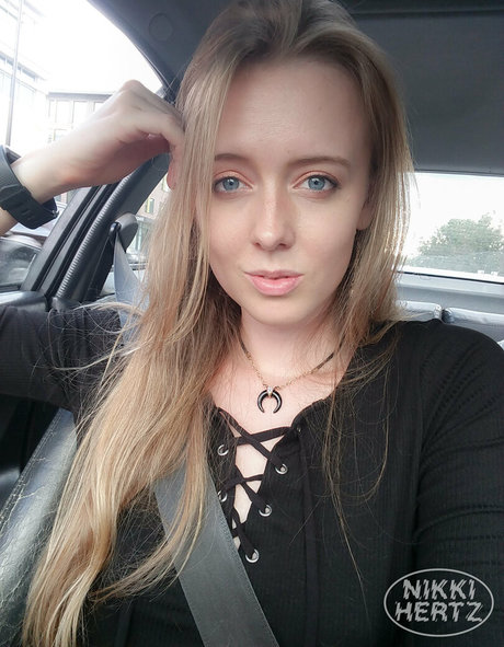thenikkihertz nudes model img