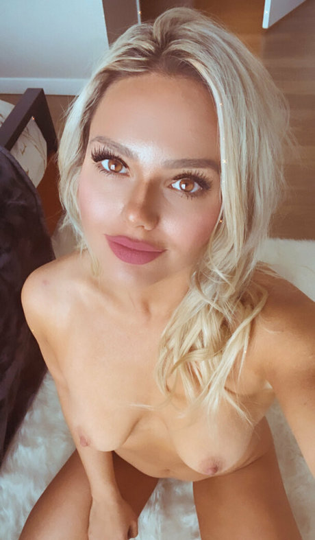 couplenexxdoor adult model pic