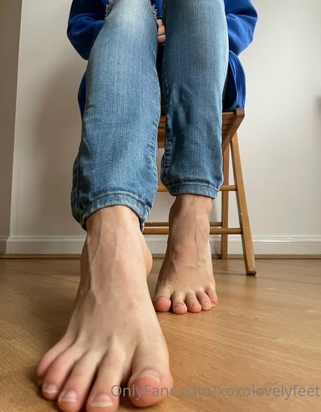 xoxolovelyfeet pornstar sexy picture