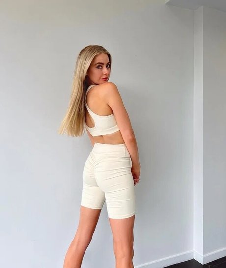 April Rose Pengilly nudes model img