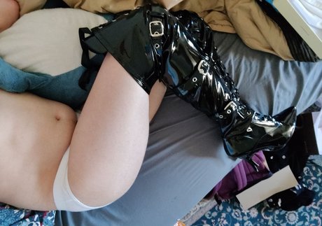 absoluteterritory_ naked pornstar img