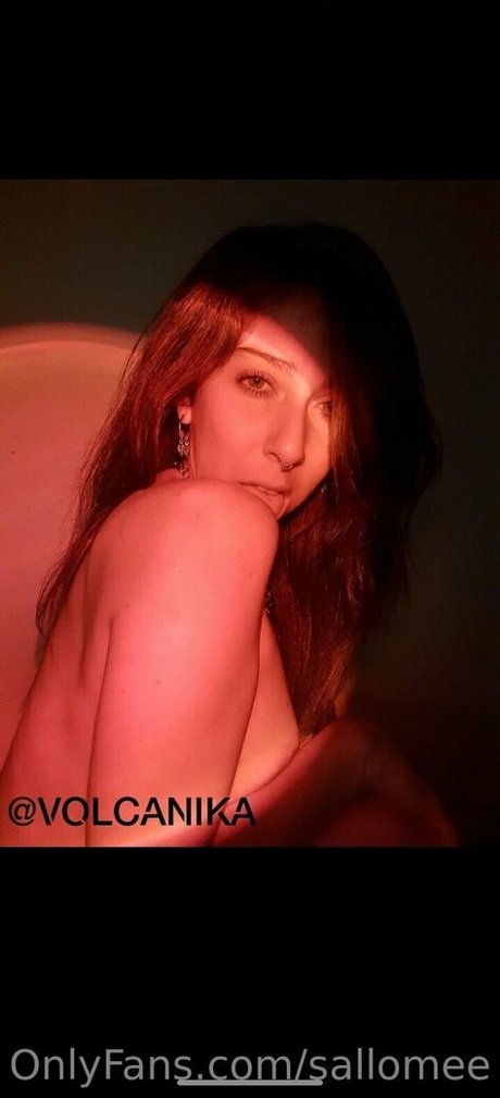 sallomee model nude picture