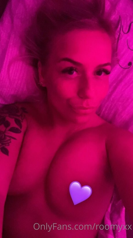 roomyxx best model img