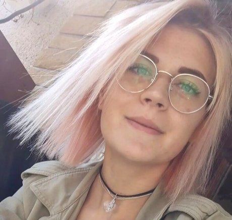 Caroline Haas star sexy pictures