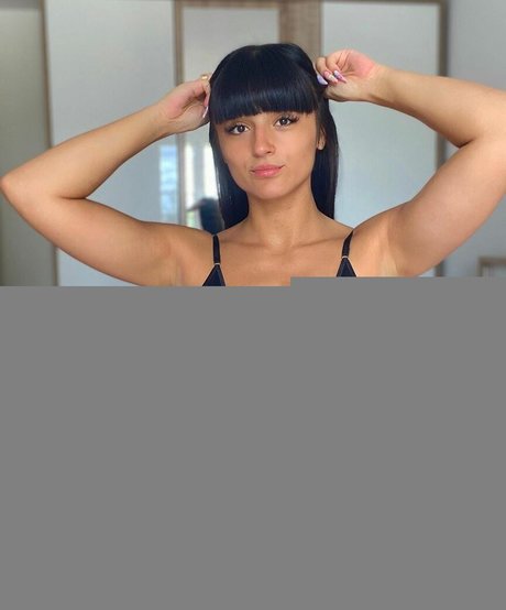 Lenna Vivas pretty model pics