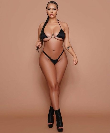 Annamariesarai model adult photos