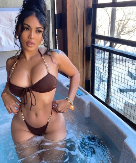 OfficialArmaniMarie art model pic