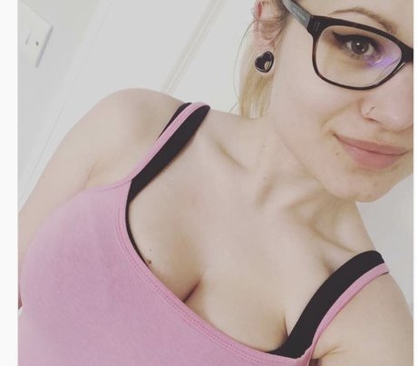 Honey And Sulphur nude actress photo