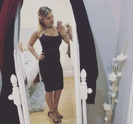 Honey And Sulphur model exclusive pictures